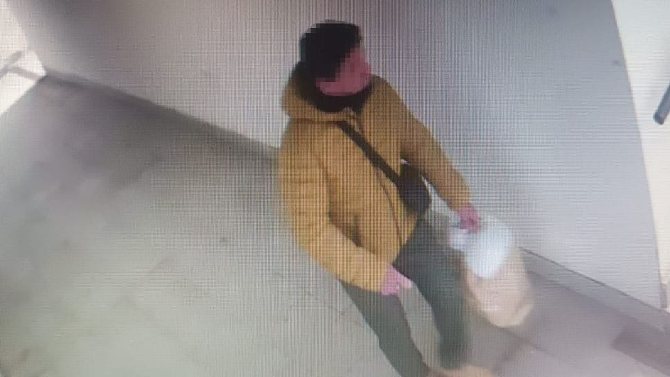 L’uomo mentre abbandona i rifiuti nel sottopasso