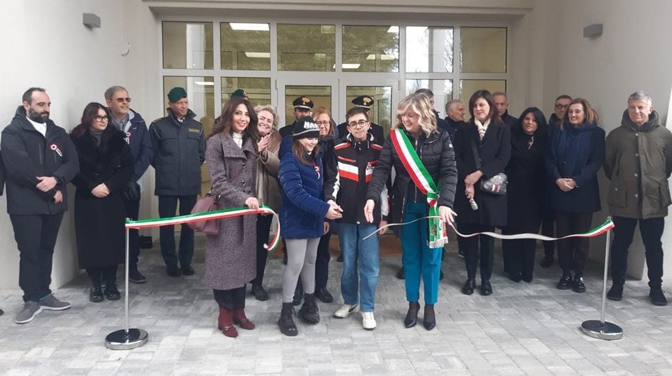 Al taglio del nastro: Claudia Gambardella, due alunni ed Elena Daddi