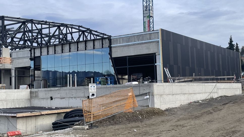 I rivestimenti e gli specchi sulla palestra secondaria