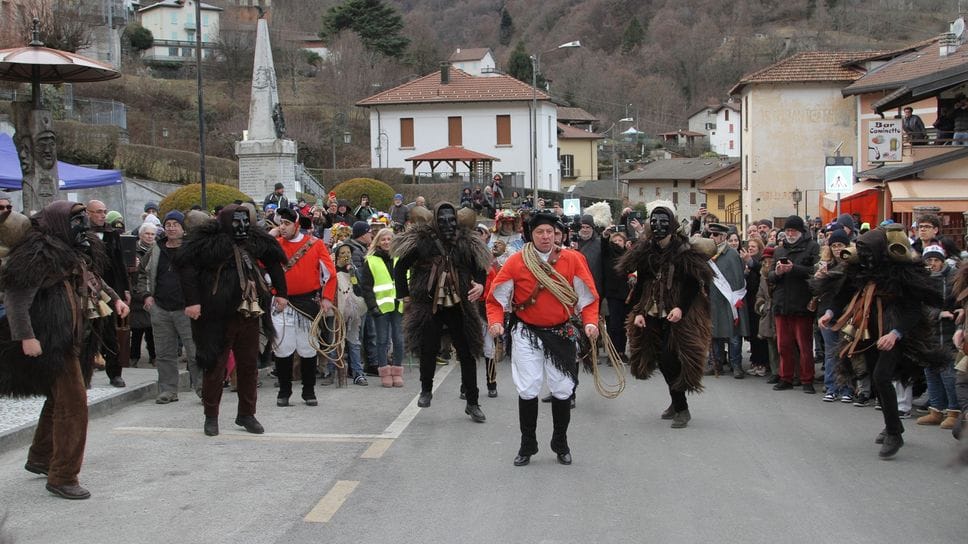 Folla a Schignano per il riuscito gemellaggio con il carnevale di Mamuthones e Issohadores a Mamoiada (Foto Selva)
