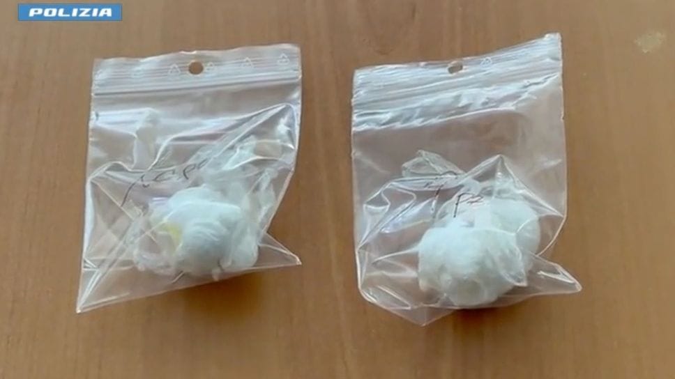 Le bustine con la cocaina sequestrate dagli agenti di polizia
