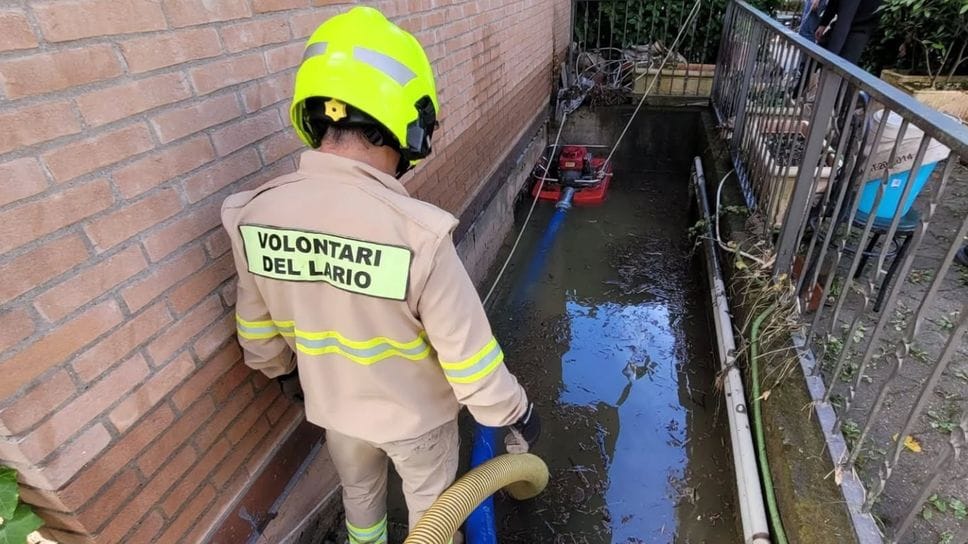 Tante le operazioni per rimediare ai danni del maltempo. Nel riquadro in alto, Luca Pedroncelli