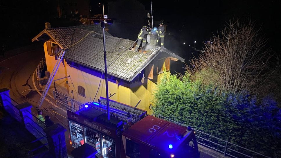 L’incendio ha interessato una parte del tetto