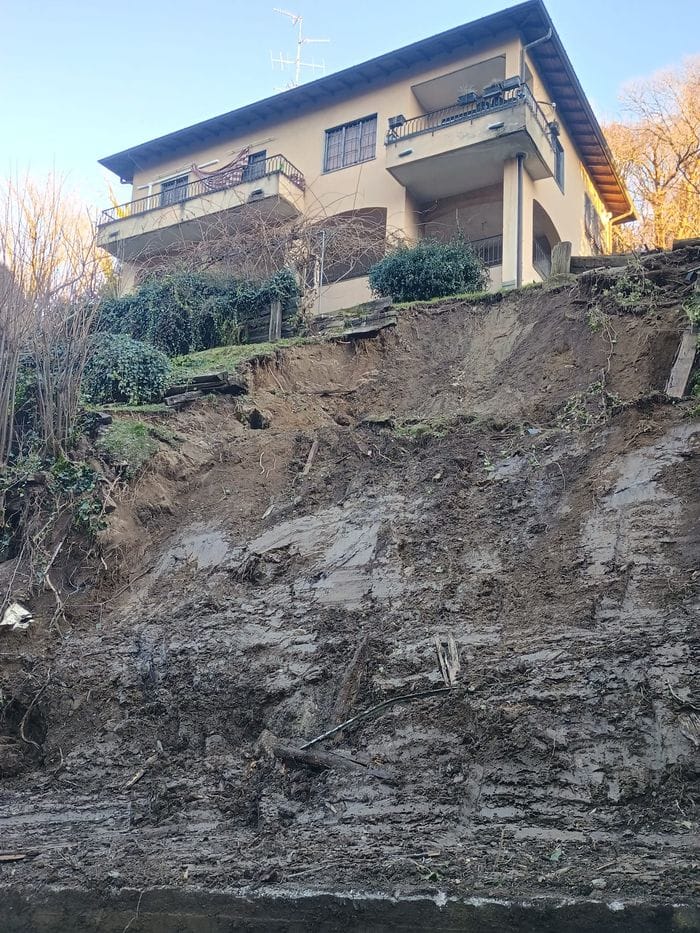La frana in via Carso da un terreno privato, dove si trova una casa disabitata