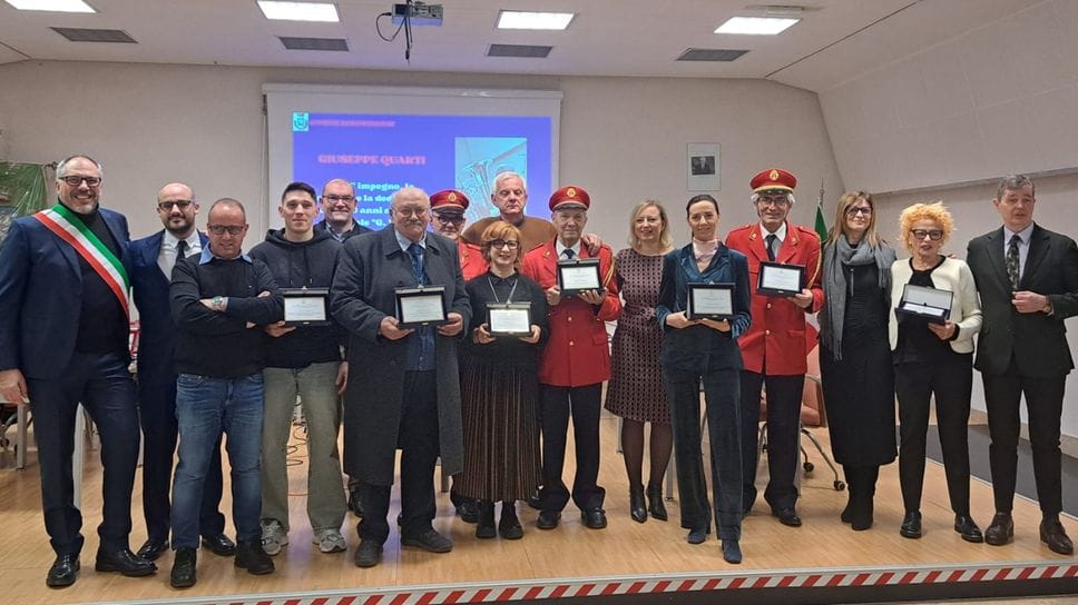 Il sindaco Zauli con i premiati per le benemerenze