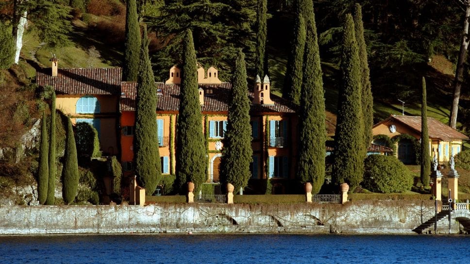 Una foto dal lago della Villa Cassinella a Lenno