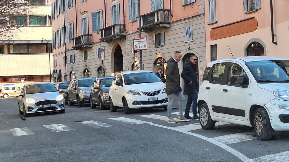 Spariscono i posti blu di piazza Vittoria: d’ora in poi soltanto moto