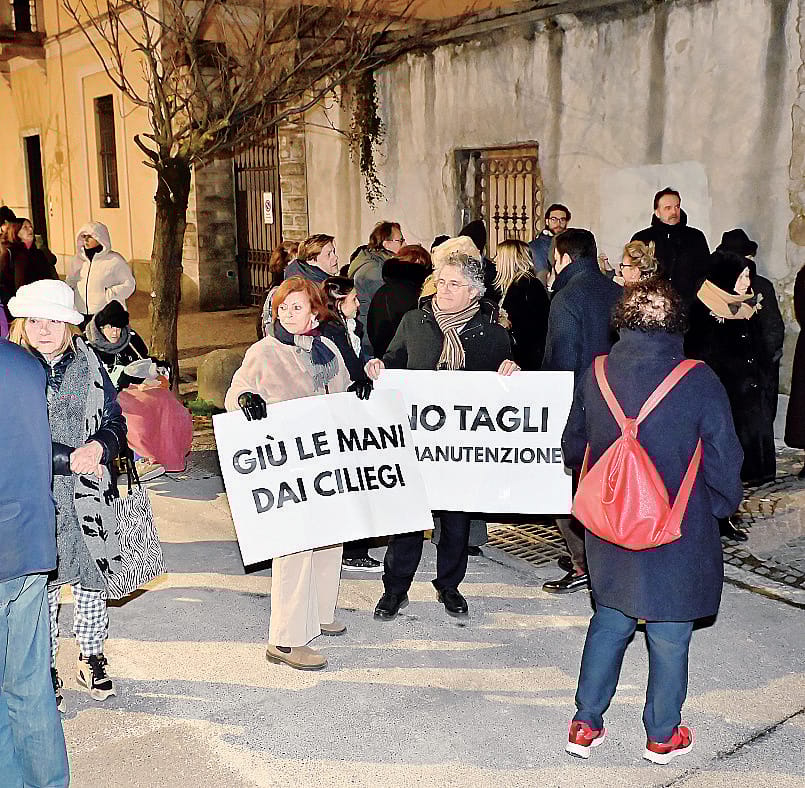 Un momento della protesta inscenata ieri sera dai residenti