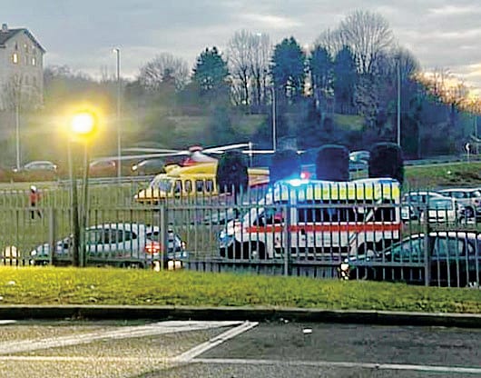 I mezzi di soccorso all’esterno della struttura