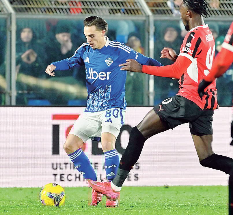 Maxence Caqueret in azione al Sinigaglia nella sfida della stagione scorsa contro i rossoneri