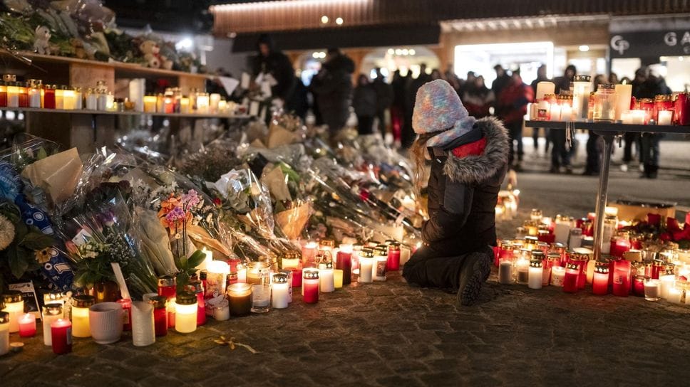 Lumini e fiori per i ragazzi morti a Crans Montana