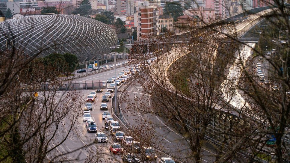 A Chiasso la colonna di auto in autostrada nell’orario di rientro verso l’Italia