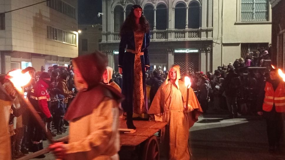 L’arrivo della Giubiana in piazza Garibaldi nell’edizione del 2025