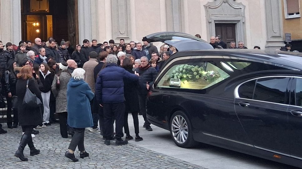 La folla sul sagrato all’uscita del feretro del professor Mauro Deriu