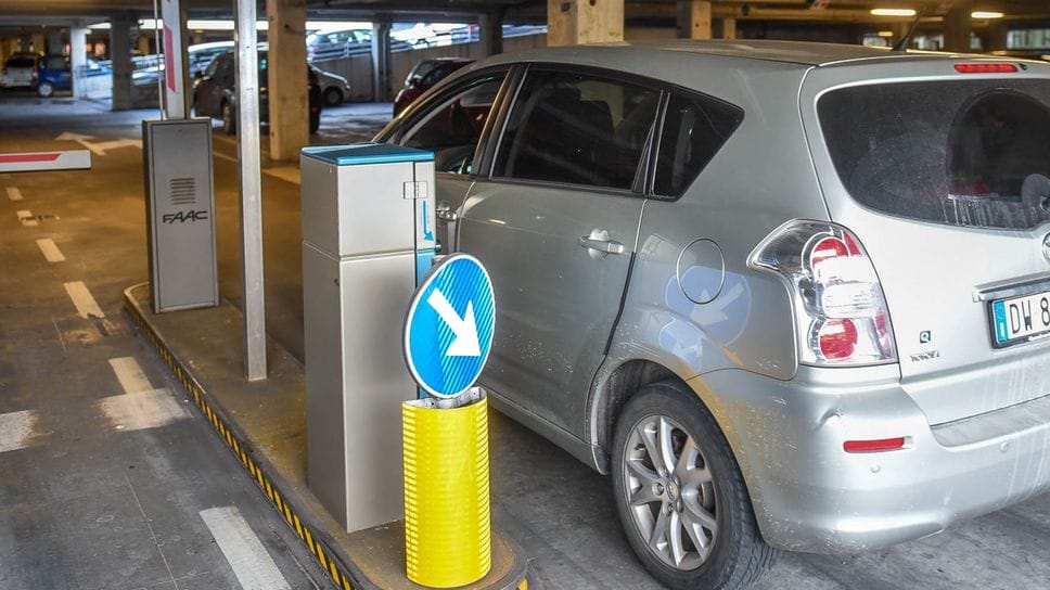 Il posteggio dell’ospedale Sant’Anna, una delle principali fonti di reddito del Municipio