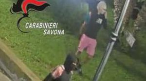 I ragazzi incappucciati  durante la rapina
