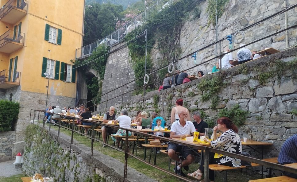 Una festa di paese a Brienno: l’obiettivo del Comune è limitare i rumori serali