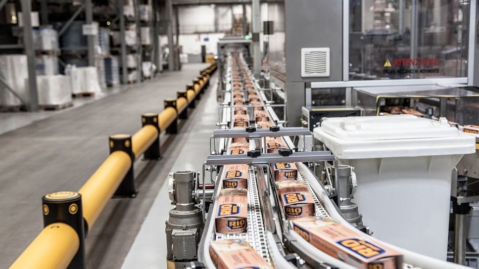 Una linea Rio Mare nello stabilimento di Bolton Food a Cermenate