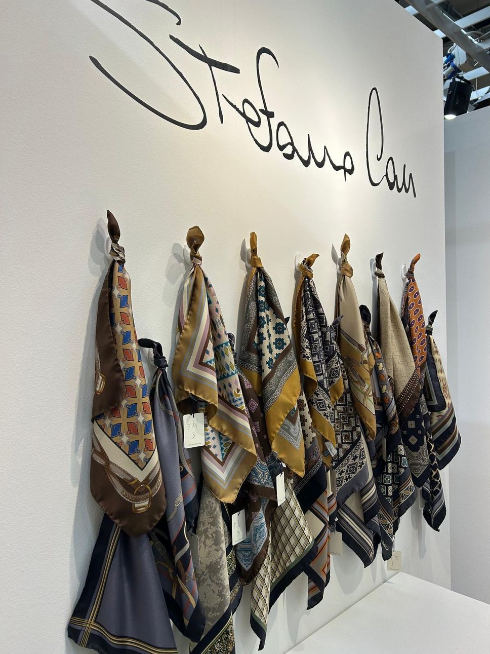 Alcune sciarpe nello stand del comasco Stefano Cau