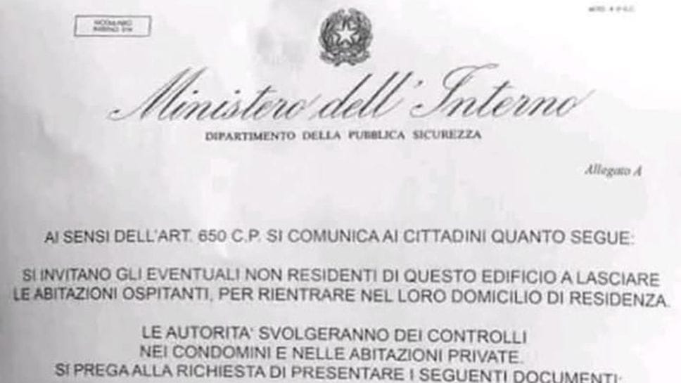 I volantini affissi sui muri in strada e sui cancelli