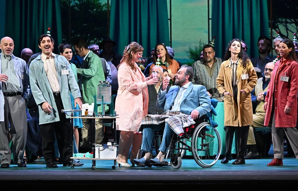 L’intera opera è ambientata in una Rsa