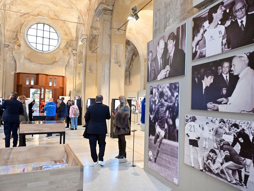 L’inaugurazione della mostra dedicata a Paolo Rossi, a San Pietro in atrio, Como