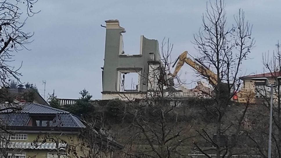Con l’abbattimento, il paese ha perso un pezzo della sua storia