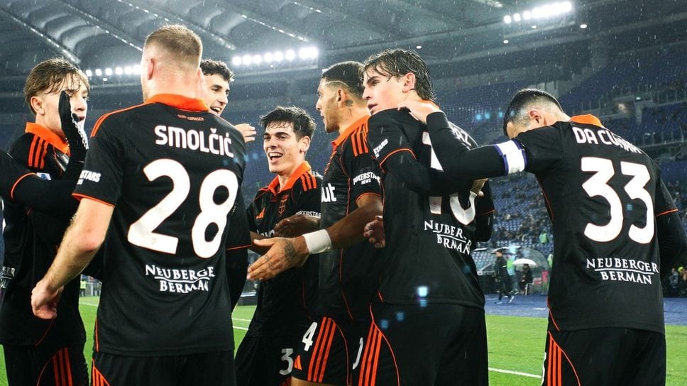 La festa del Como dopo la vittoria in trasferta all’Olimpico