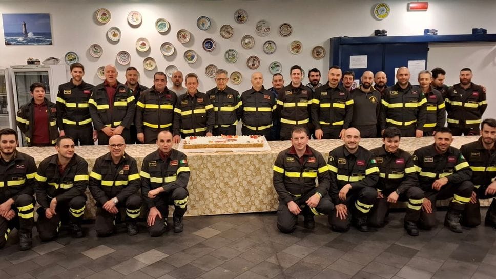 Foto di gruppo dei vigili del fuoco di Appiano Gentile alla festa per il patrono Sant’Antonio