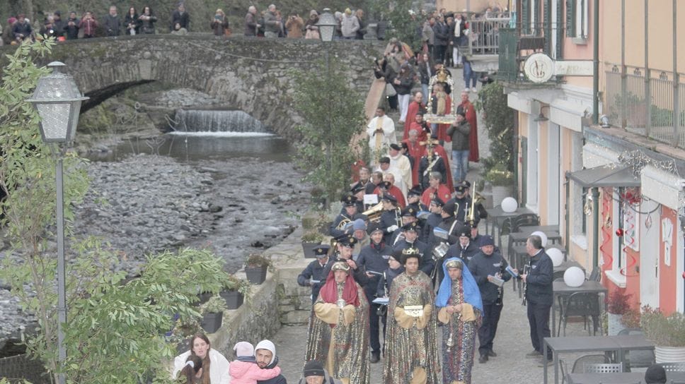 Tanta gente al seguito del presepe vivente ad Argegno