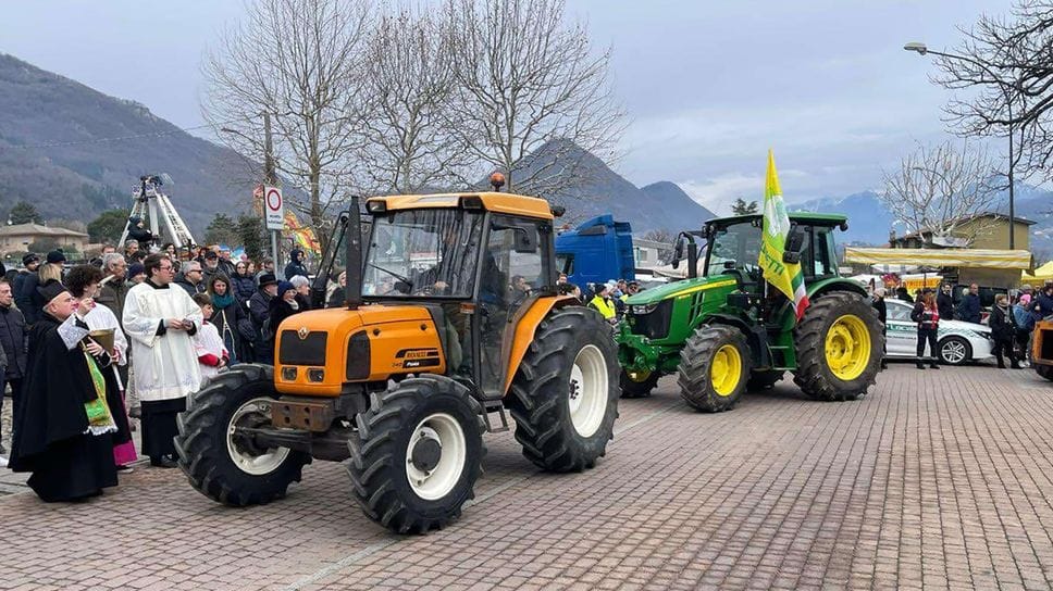 La benedizione dei mezzi in piazza de La Salle