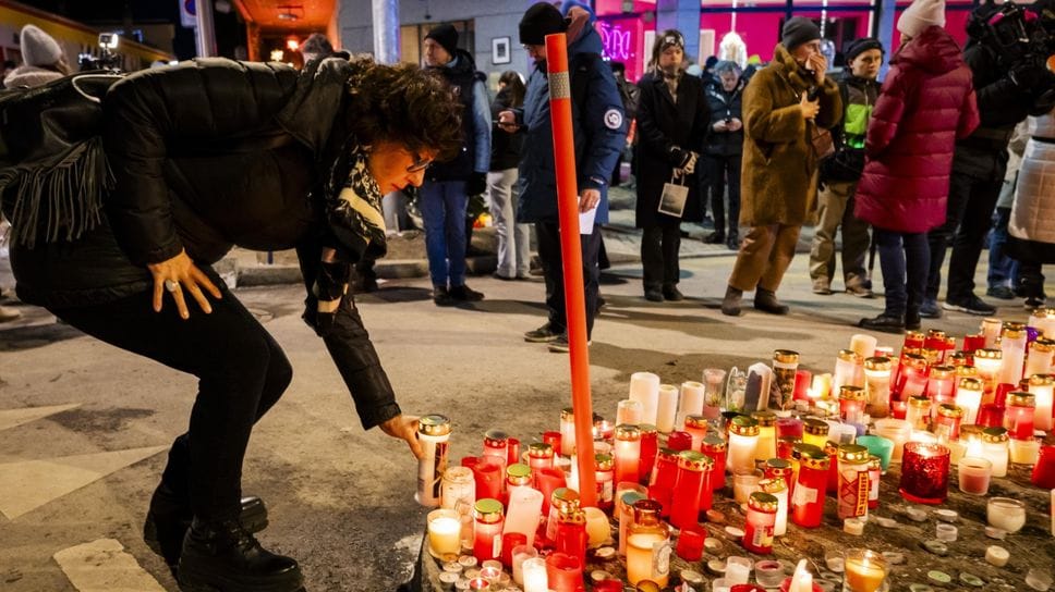 Lumini a Crans-Montana di fronte al locale in cui si è consumata la tragedia di Capodanno