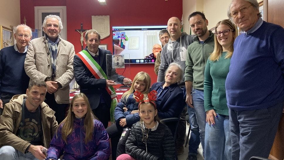 La cerimonia in municipio con l’amministrazione, parenti e amici