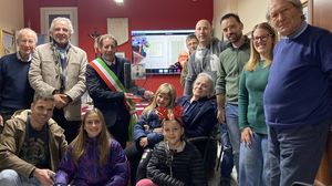 La cerimonia in municipio con l’amministrazione, parenti e amici