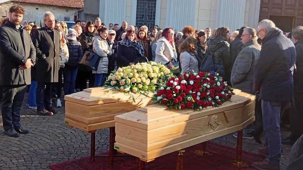 Le due bare di Roberto Bianchi e Graziella Botta all’esterno della chiesa di Uggiate
