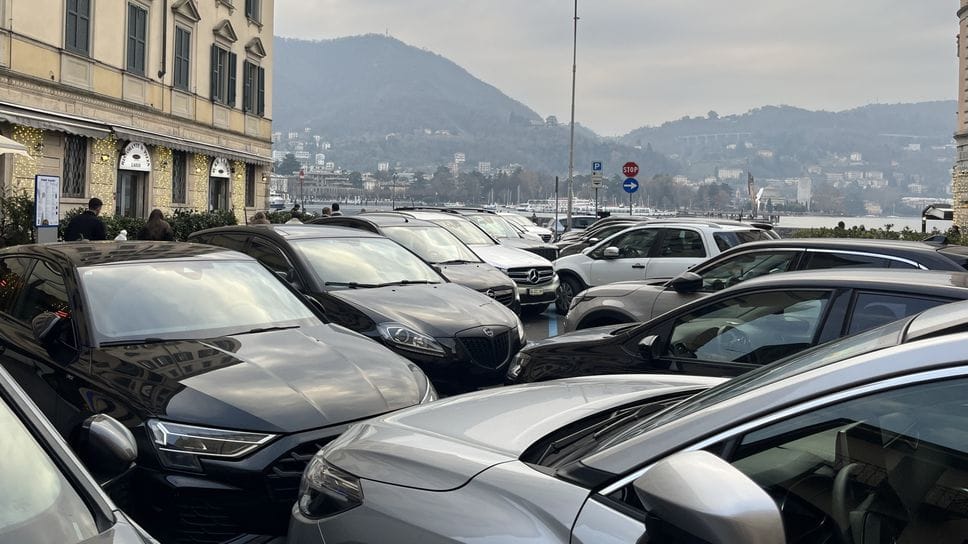 Piazzetta Croggi  piena di auto nonostante le nuove tariffe “vulcano”