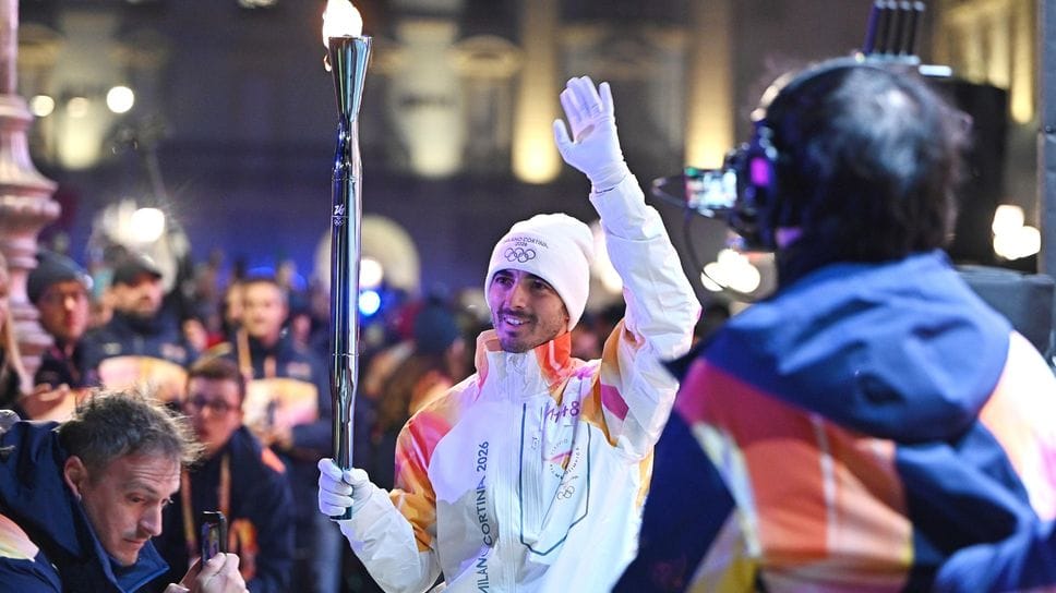 Pecco Bagnaia con la fiamma olimpica a Torino