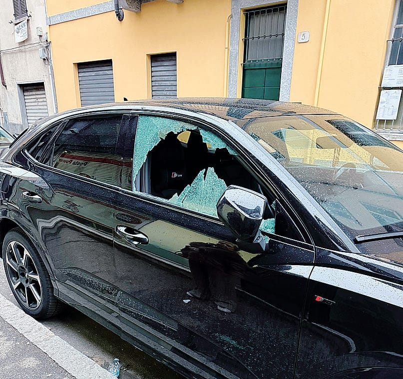 I vetri infranti di uno dei veicoli danneggiati l’altra notte