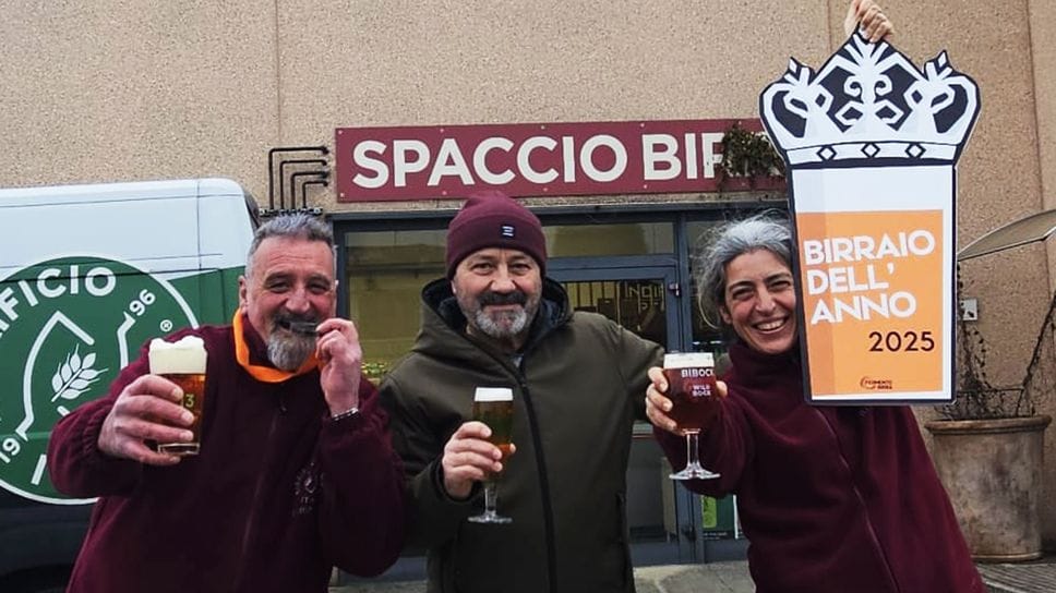 Maurizio Folli, Agostino Arioli e Francesca Guzzetti festeggiano l’importante premio
