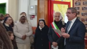 Il presidente Agostino Grisoni, il sindaco Ermes Tettamanti e le suore