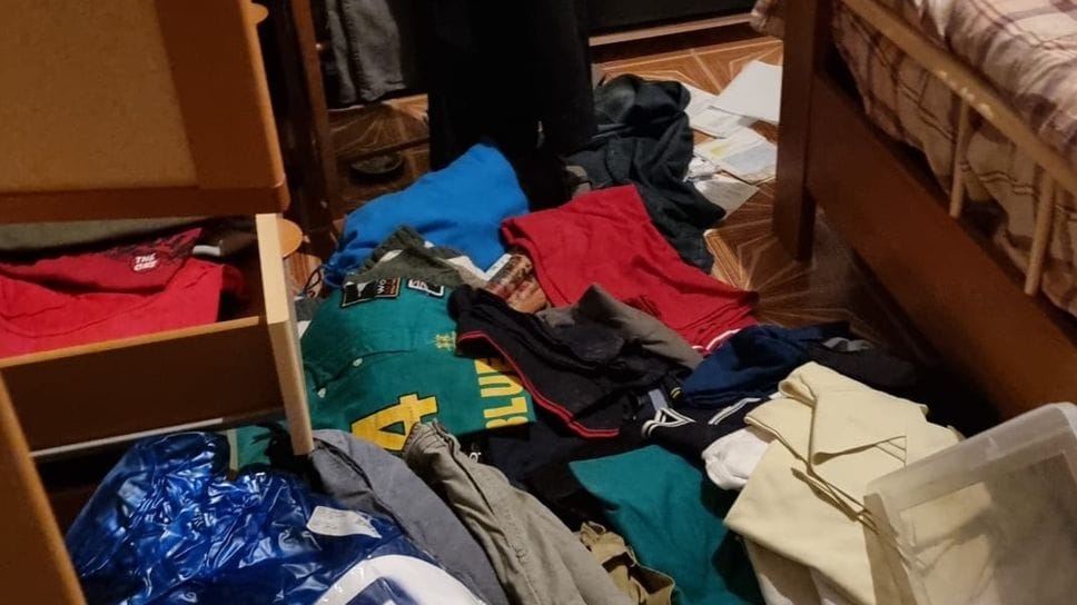 La camera messa sottosopra dai ladri