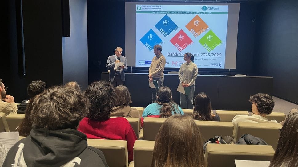 Francesco Pizzagalli e i giovani di Youthbank durante la conferenza