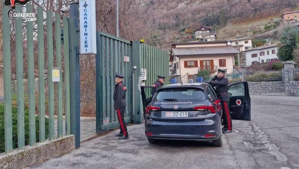 I carabinieri di Asso davanti alla stazione del paese