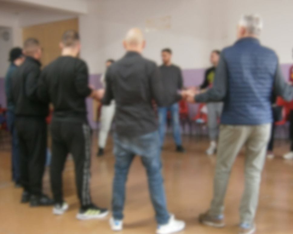 Un momento di gruppo nell’aula polifunzionale del Bassone:  durante ogni sessione di yoga della risata si sta in cerchio per guardarsi