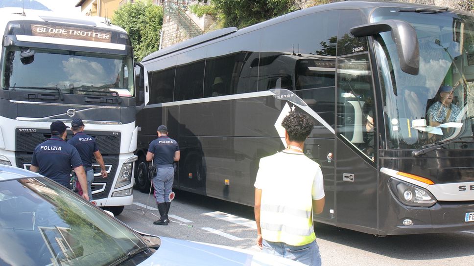 Controlli della Polizia stradale mentre fanno rispettare l’ordinanza anti caos sulla Regina