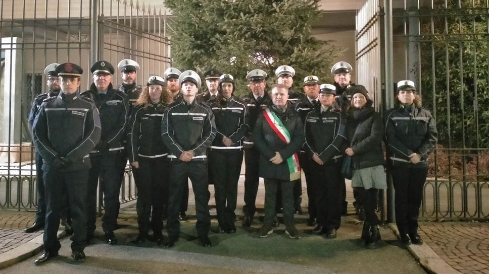 La foto di gruppo della Polizia locale davanti al Comune di Mariano