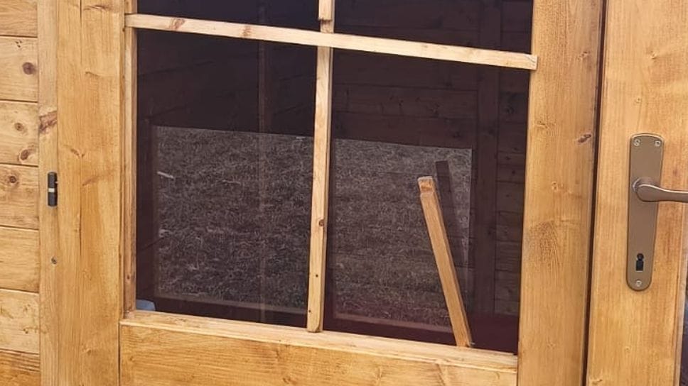 La finestra senza più il plexiglass di protezione