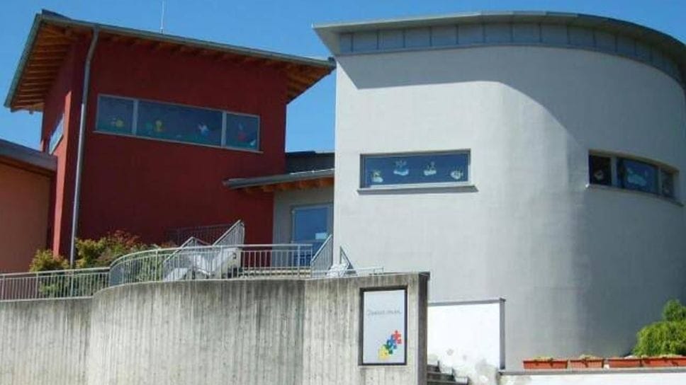 L’esterno dell’asilo di Civello a Villa Guardia