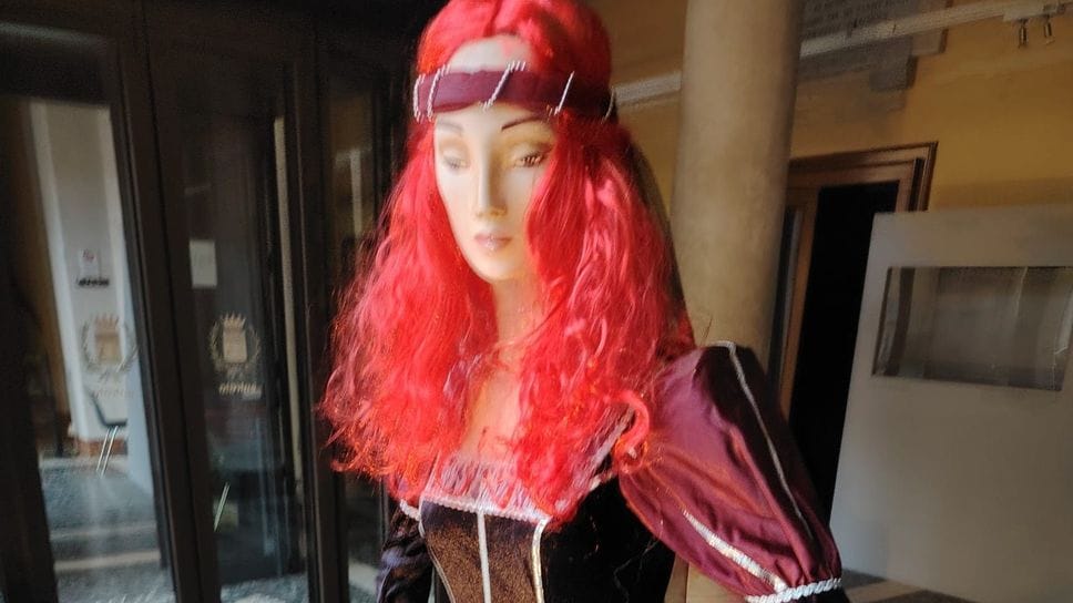 Da ieri esposto a Villa Calvi il manichino della Giubiana 2026