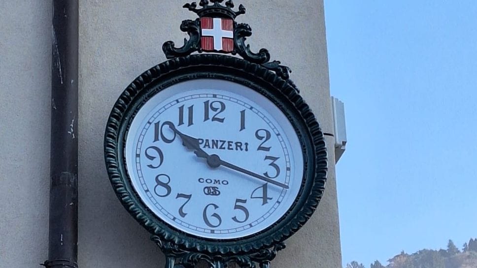 L’orologio restaurato in piazza Matteotti